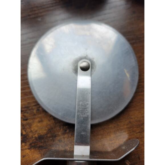 The Pampered Chef #1301 - Large 4" Pizza Cutter/Wheel, Slicer w/Wood Handle - Picture 2 of 9